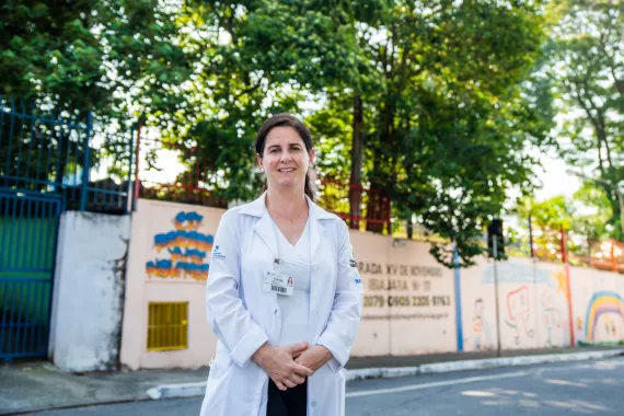 A Brazilian physician working in the field of cardiovascular disease is standing on a street in São Paulo