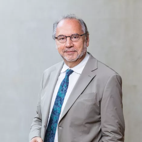 Portrait of Prof. Peter Piot, M.D.