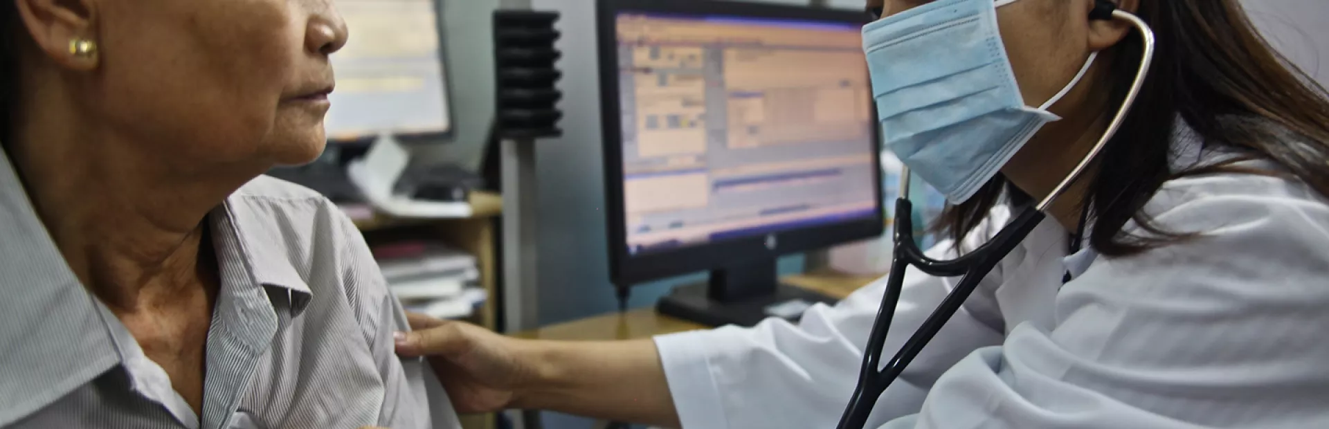 doctor with patient and stethoscope_0